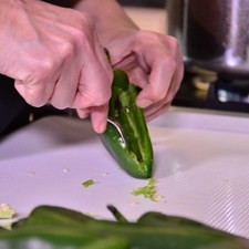 Hacer un corte a 1 cm del rabo y después hacer otro a lo largo para formar una “T”. Remover las semillas y las venas con mucho cuidado utilizando un cuchillo o una cuchara pequeña.