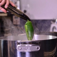 Poner agua a hervir, agregar los chiles ahuecados, el piloncillo rayado, escurrir y reservar.