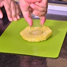 Preparar el relleno, remover el centro fibroso de las rebanadas de piña utilizando un cuchillo pequeño o un vaso tequilero.