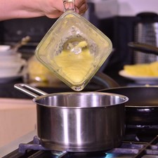 Colocar la piña molida en una olla honda pequeña, añadir el azúcar y una pizca de sal, cocer durante 5 a 10 minutos hasta que espese.