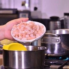 Agregar los camarones en la olla con la mezcla.