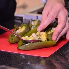 Rellenar cada chile con la mezcla de camarones.