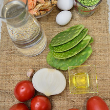 Ingredientes para toda la receta 6 piezas de jitomate guaje 1 diente de ajo 1/2 pieza de cebolla blanca 1 cucharada de aceite de oliva 8 piezas de penca de nopal 1 taza de chícharos frescos 1 rama de epazote 3 piezas de huevo 1 1/2 litros de agua 300 gramos de camarón seco