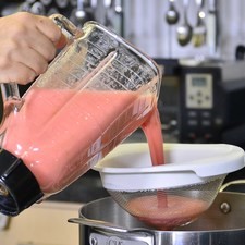 Colar y sofreír la salsa con la cucharada de aceite durante 5 minutos.