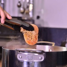 Agregar los camarones secos, dejar hervir 2 minutos más y apagar.