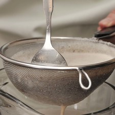 Cuando se vaya a preparar la horchata, colar a través de un colador fino, o con un trapo de manta de cielo y colocar en una jarra.