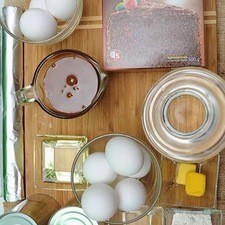 Ingredientes para Pastel 500 gramos de harina preparada para pastel chocolate oscuro tres estrellas Nuevo 3 piezas de huevo 1 1/4 tazas de agua 3/4 taza de aceite vegetal comestible 2 cucharadas de mantequilla 2 cucharadas de harina de trigo 1 taza de cajeta Ingredientes para flan 1 lata de leche condensada 1 lata de leche evaporada 6 piezas de huevo papel aluminio al gusto 1 cucharita de esencia de vainilla