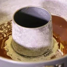 Cubrir el fondo del molde con la cajeta.