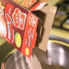 Mezclar en un tazón la harina para pastel de Chocolate Oscuro Tres Estrellas.