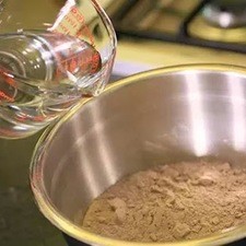 Agregar el agua sobre la harina para pastel, batir con la ayuda de la batidora.