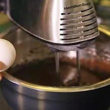Añadir los huevos uno a uno en el tazón.