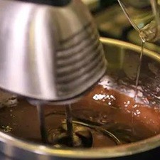Agregar el aceite y batir hasta obtener una mezcla homogénea y reservar.