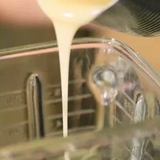 Preparar el flan, licuar la leche condensada, leche evaporada.