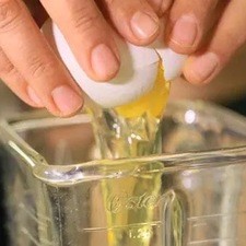 Agregar los huevos y la vainilla.
