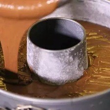 Vaciar en el molde para rosca la mezcla de pastel de chocolate.
