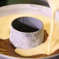 Añadir encima de poco a poco la mezcla del flan.