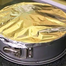 Tapar el molde con papel aluminio de manera que quede sellado.
