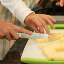 Cortar el queso panela en cubos del mismo tamaño que la piña.