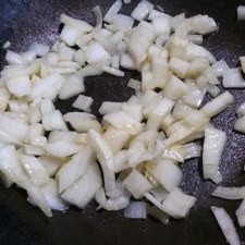 Acitrona la cebolla con un poco de aceite.