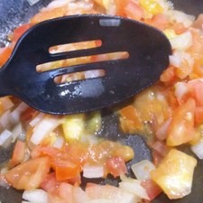 Agrega el tomate y el ajo picados y espera un minuto.