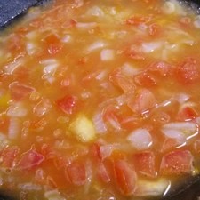 Agrega después el caldo de pollo y espera a que se evapore un poco para que quede más concentrado.