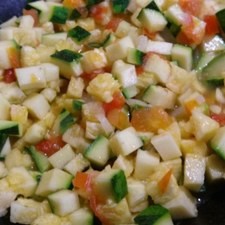 Vierte la calabacita picada, no sobrecuezas, sólo debe quedar tierna. Reserva.