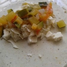 Añade sal al gusto a la masa, forma una tortilla y coloca queso y el guisado de calabacita sobre ella, cierra cuidadosamente. Yo no tenía tortillera, pero me las ingenié.