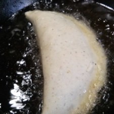 Pon a freír en abundante aceite caliente y escurre. Continúa con el resto de la masa para hacer más quesadillas.