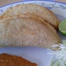 Acompaña con repollo o lechuga, limón y frijoles refritos.