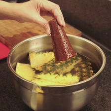 En una olla, cubeta o vitrolero grande vaciar 4 o 5 litros de agua y endulzar con la barra de piloncillo para que se disuelva. Incorporar las cáscaras de la piña y tapar el recipiente con un paño o trapo de cocina, se le pueden agregar algunas cáscaras con pulpa de naranja. Dejar fermentar por 4 días.
