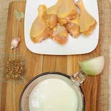 Ingredientes para toda la receta 6 piezas de pollo 1 diente de ajo 3 tazas de crema de leche de vaca 2 cucharadas de mostaza dijón sal al gusto pimienta negra molida al gusto 1/4 pieza de cebolla blanca 2 hojas de laurel