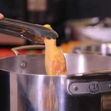 Cocer las piezas de pollo en una olla honda.