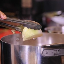 Agregar cebolla, ajo y laurel en la olla,durante 25 minutos hasta que este cocido el pollo. Dejar enfriar y reservar.