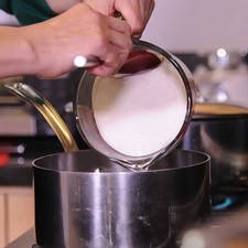 Preparar la salsa, colocar la crema en una olla honda.
