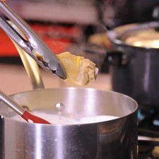 Agregar las piezas de pollo y seguir calentando durante 5 minutos más. Rectificar la sazón.