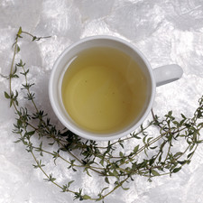 Usos medicinales: Preparado como té tiene propiedades digestivas y ayuda a aliviar los dolores de cabeza de origen nervioso. Tiene propiedades expectorantes y alivia la tos y disminuye el catarro por lo que es recomendado para la gripa. Usado en gárgaras ayuda a aliviar los dolores de garganta. Tiene propiedades bactericidas por lo que los antiguos egipcios lo utilizaban para embalsamar momias. Ayuda en las inflamaciones de la boca y encías y alivia las aftas bucales. Su alto contenido de hierro lo hace efectivo en el tratamiento de anemia. S 1223 1475636016