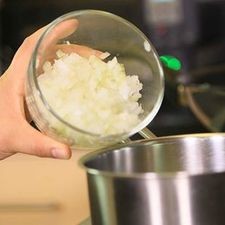 Para la Salsa, sofreír la cebolla y el ajo en un sartén con la mantequilla.