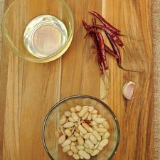 Ingredientes para toda la receta 6 piezas de chile de árbol 1/2 taza de aceite vegetal comestible 1 diente de ajo 1 taza de cacahuate sal al gusto