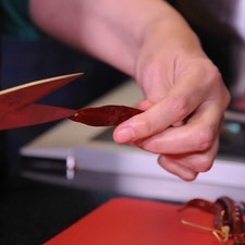 Retirar el rabo y las semillas de los chiles y reservar.