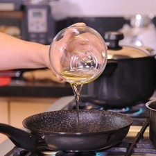 Calentar el aceite en un satén durante unos minutos.
