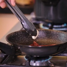 Sofreír los chiles y el diente de ajo pelado a fuego bajo cuidando que no se quemen.