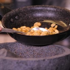 Agregar los cacahuates y continuar machacando hasta obtener la mezcla deseada.