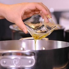 Calentar las dos cucharadas de aceite.