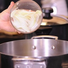 Sofreír la cebolla y el ajo.