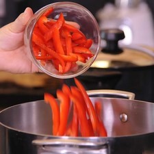 Añadir el pimiento y la papa, sofreir durante 3 minutos moviendo constantemente.
