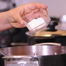 Añadir la harina sin dejar de mover durante 30 segundos