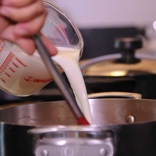 Agregar lentamente la leche en la olla.