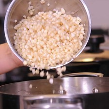 Añadir los granos de elote y dejar cocer durante 20 minutos a fuego lento o hata que estén cocidas y retirar del fuego.