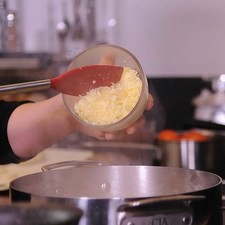 Añadir la mitad del queso y rectificar la sazón.