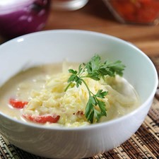 Servir adornado con queso y unas hojas de cilantro.